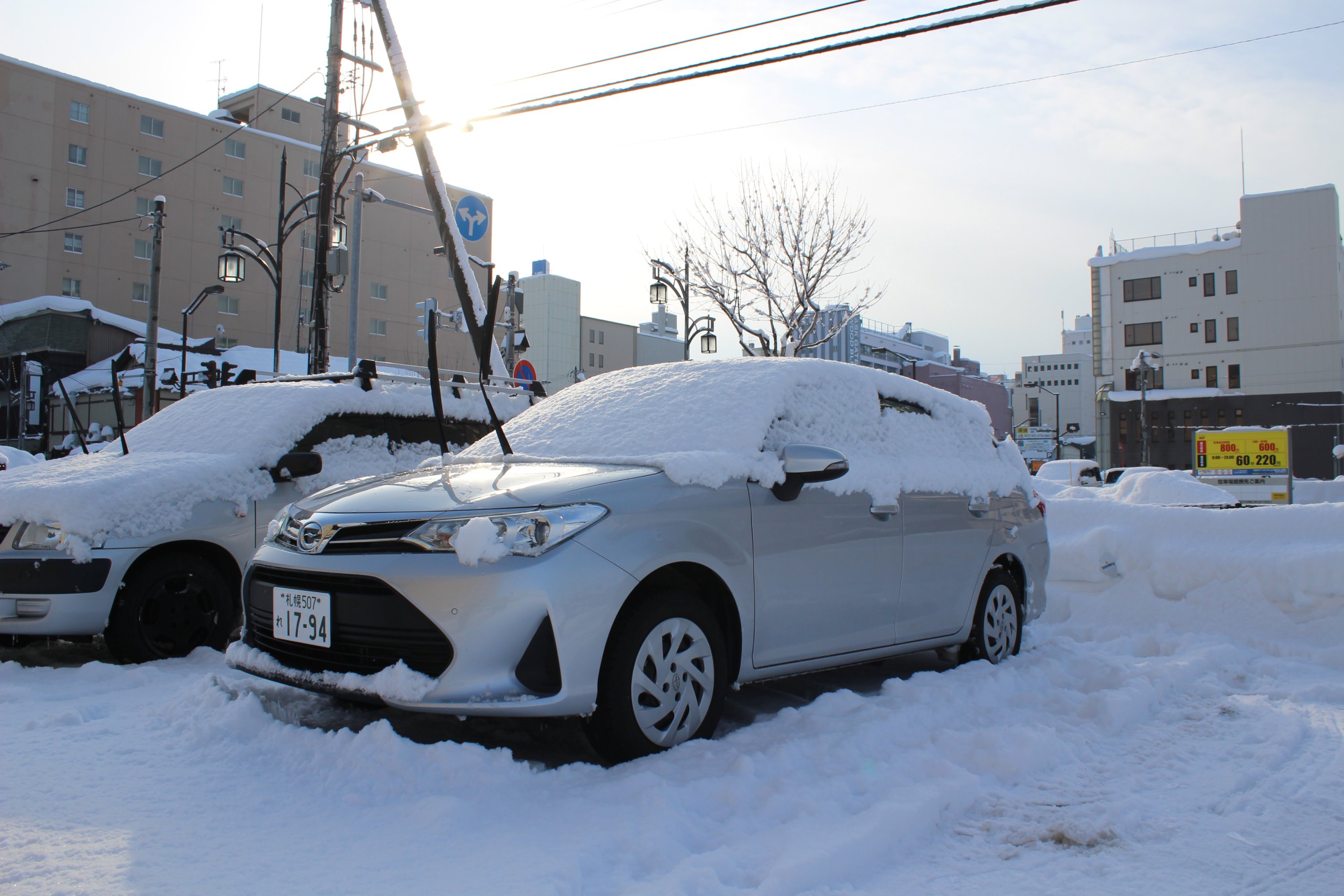 被积雪覆盖的汽车